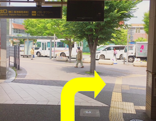 阪急仁川駅　東口改札を出て、右に曲がります